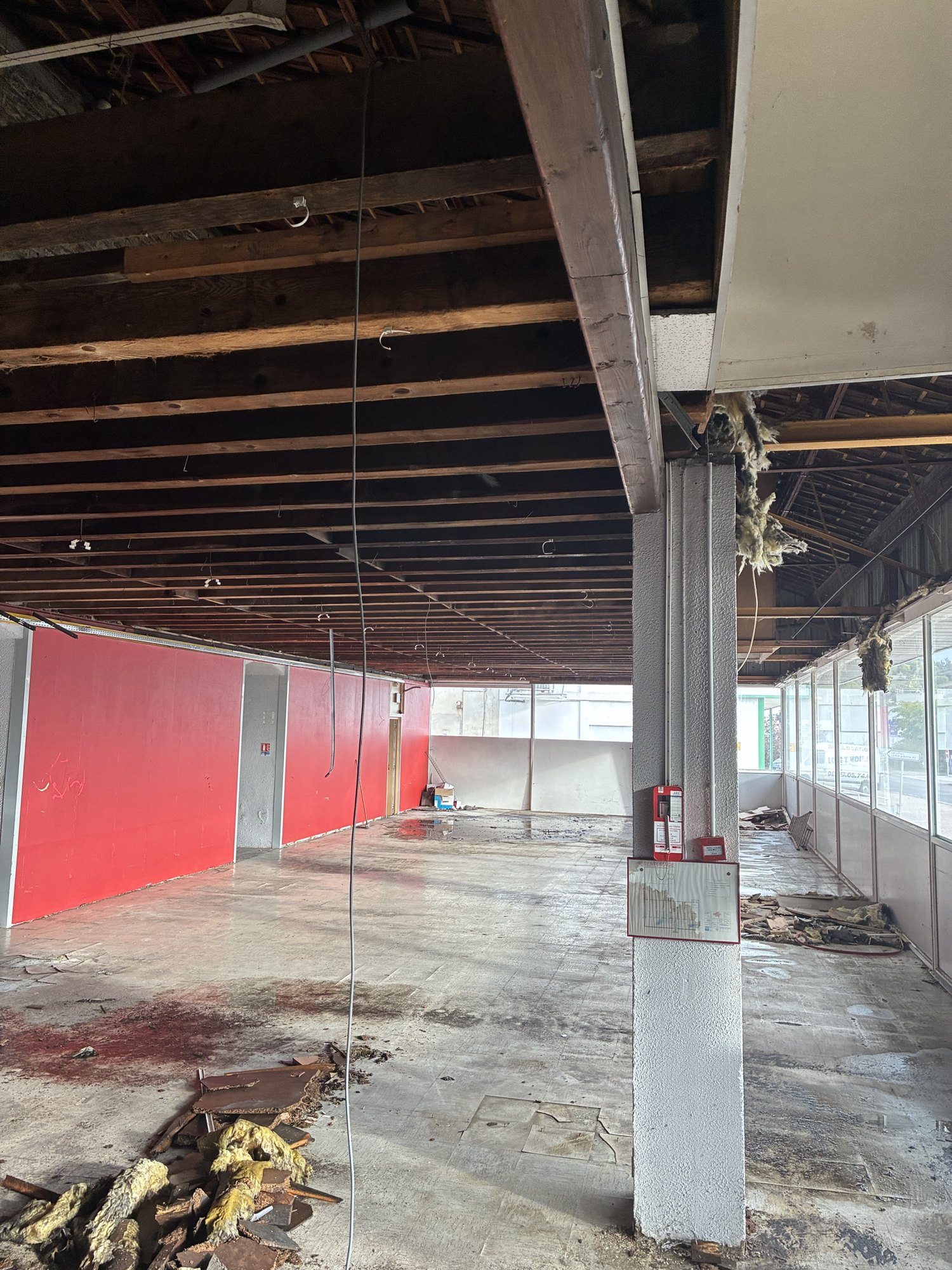Local en cours de curage avec plafond déposé