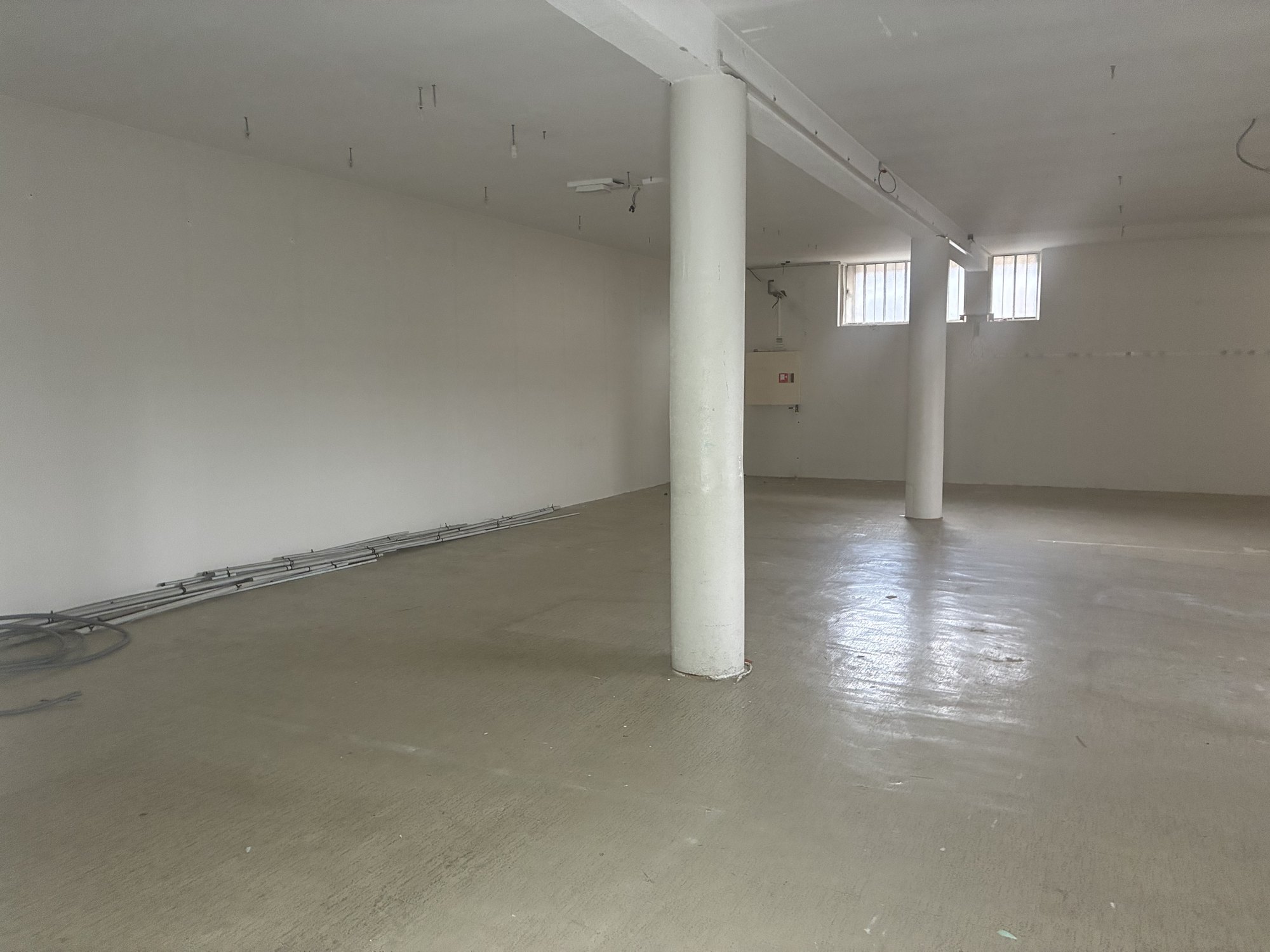 Espace intérieur vide au sol dégagé