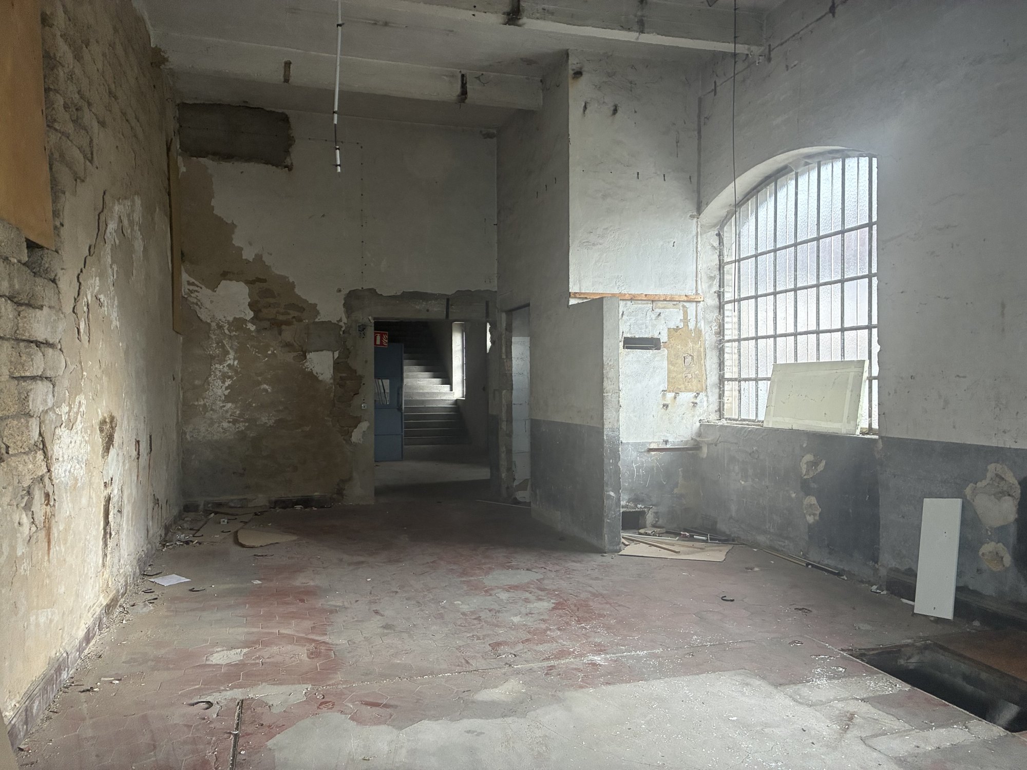 Intérieur avec murs en pierre en cours de curage