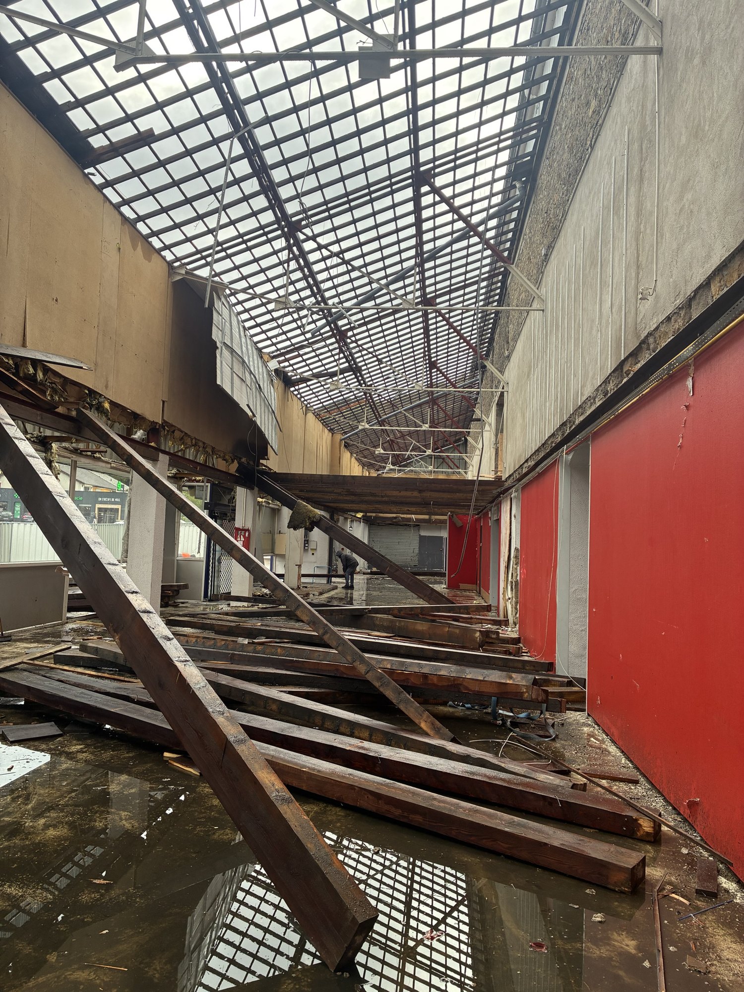 Éléments déposés dans un intérieur en cours de démolition